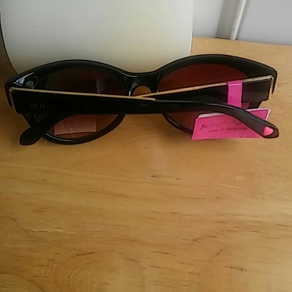 NWT Betsey Johnson sunglasses.  100% UV protection - Picture 3 of 5