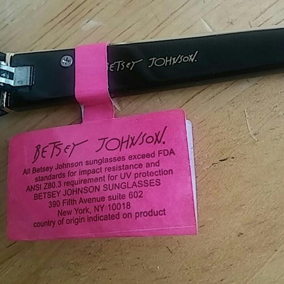 NWT Betsey Johnson sunglasses.  100% UV protection - Picture 4 of 5