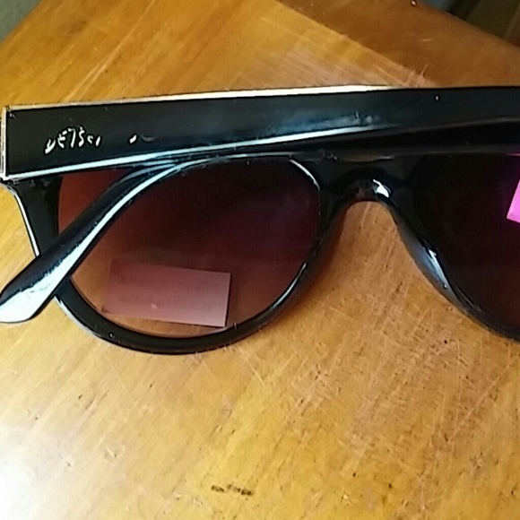NWT Betsey Johnson sunglasses.  100% UV protection - Picture 5 of 5