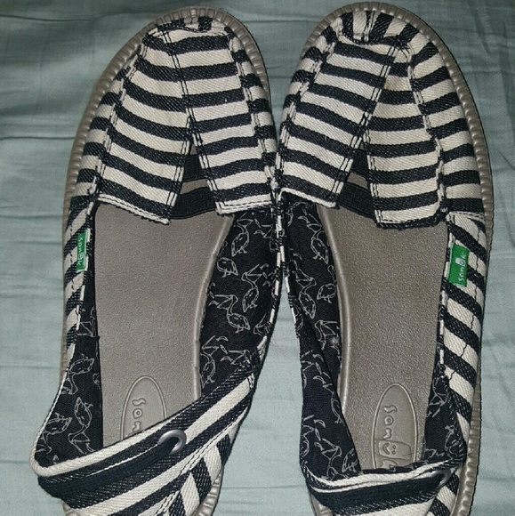 White and black slip ons - Picture 1 of 1