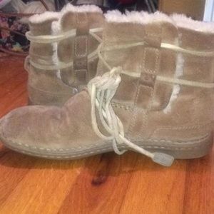 Short Uggs size 5!!