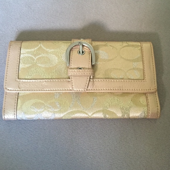 Coach wallet, never used. Great condition !