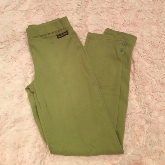 Adorable olive pant with two blue buttons