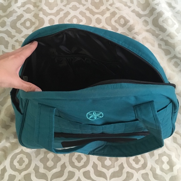 gaiam everything fits gym bag