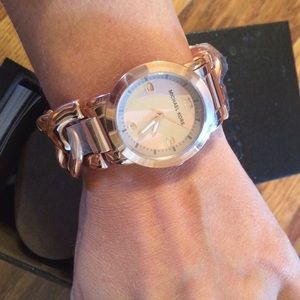 Micheal kors. Chain-linked watch
