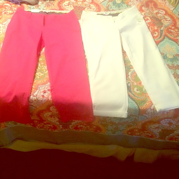 Crown and ivy pink and white capris NWT