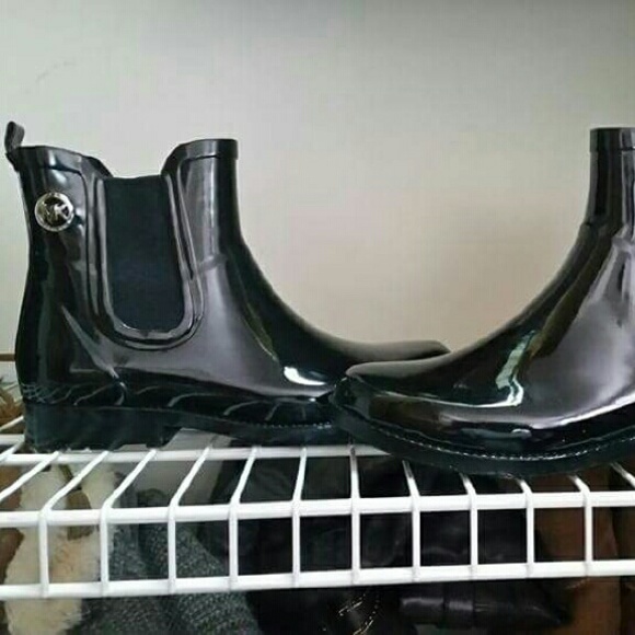 Size 6 woman's Michael kros rainboots
