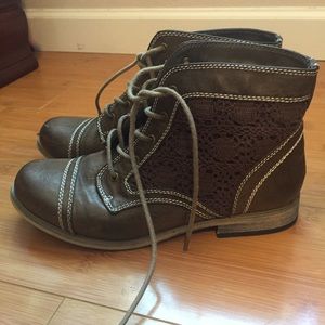 Super cute crochet booties!