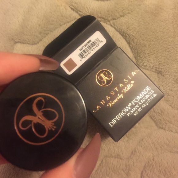 Anastasia dipbrow pomade soft brown.
