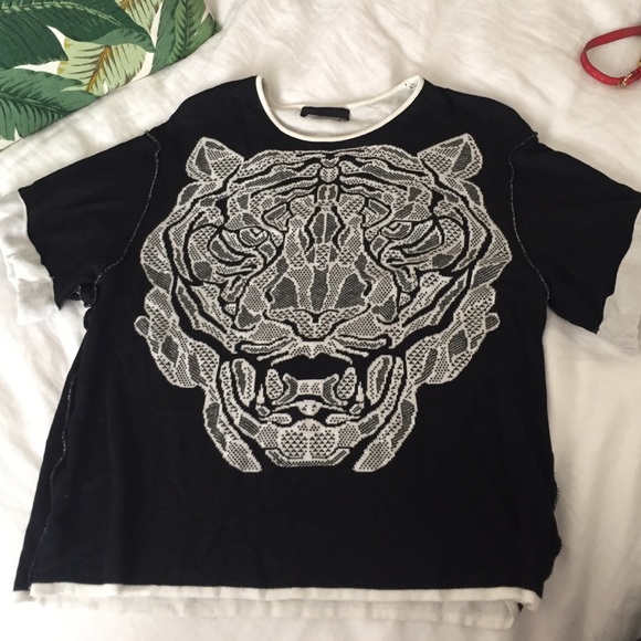 Reversible black and whirs tiger tshirt