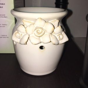 Scentsy plug in warmer, "Flower Girl"