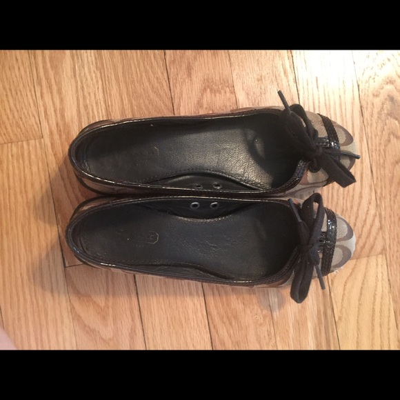 Coach Khaki and Brown Patent Signature Flats - Picture 3 of 4