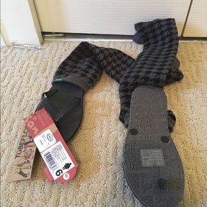NWT Sanuk flip flops w leg warmers Size 6!