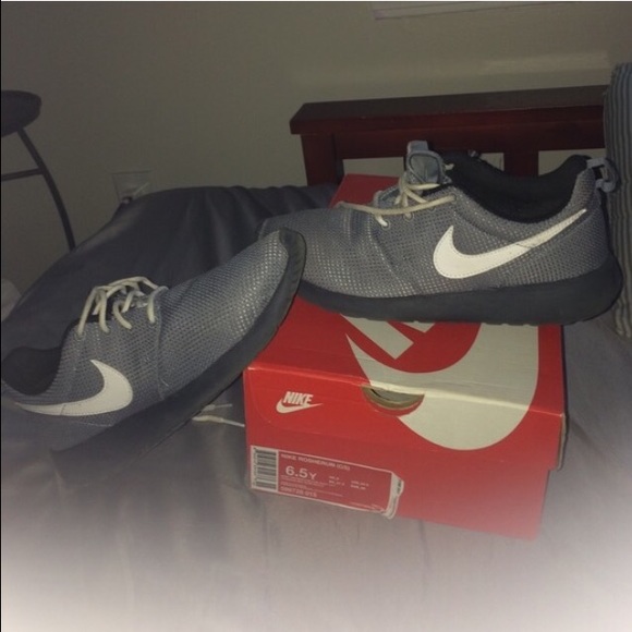 Nike Roshe Run (GS) 6.5y = womens 8