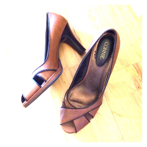 Two-tone brown faux leather peep-toe pumps