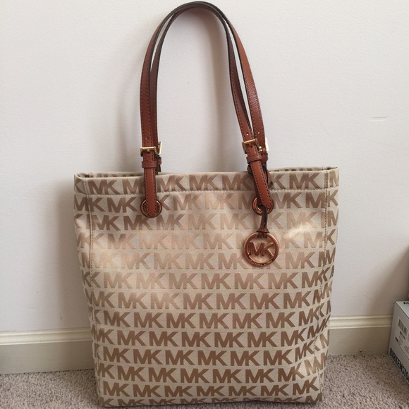 MUST GO!! EUC Michael Kors jet set tote