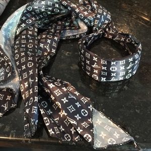 Head scarf in multiple colors.