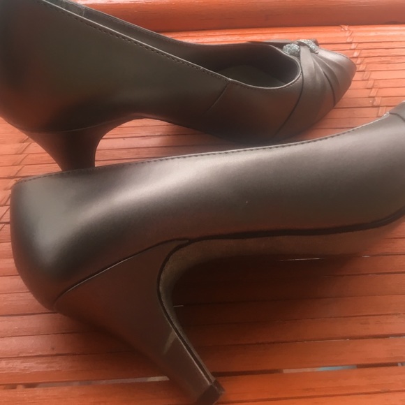 Bronze Heels - Picture 4 of 4