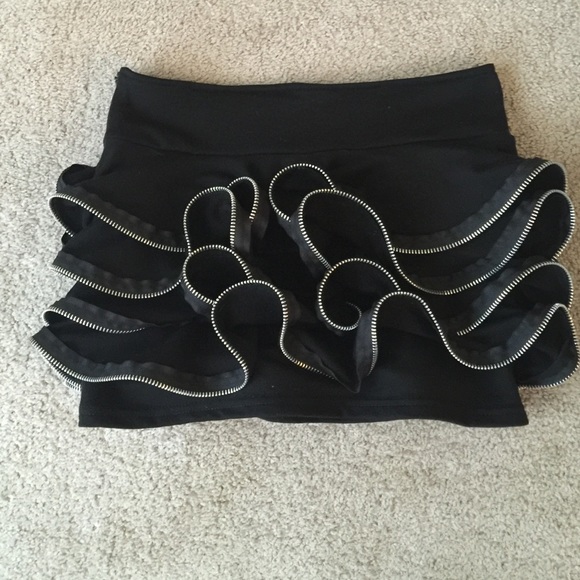 A'GACI Black mini skirt with zippers