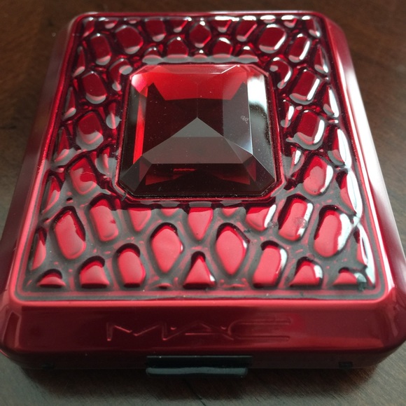 MAC INTRIGUING SCARLET 6 WARM EYES