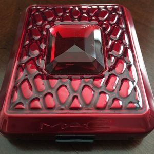 MAC INTRIGUING SCARLET 6 WARM EYES