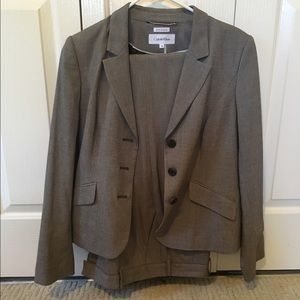 Calvin Klein pant suit Size 8. Worn 1-2xs.