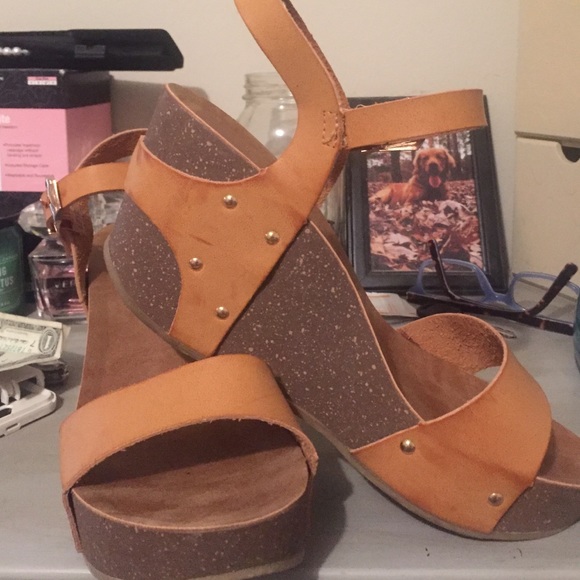 Refresh tan wedges