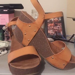 Refresh tan wedges