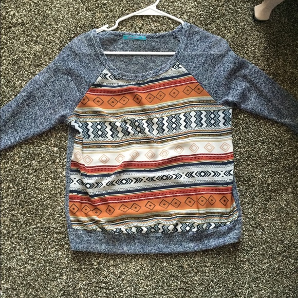 cute top that looks great with jeans and boots!!