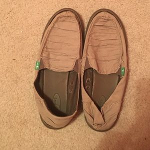 Sanuk slip ons  size 9 women's tan