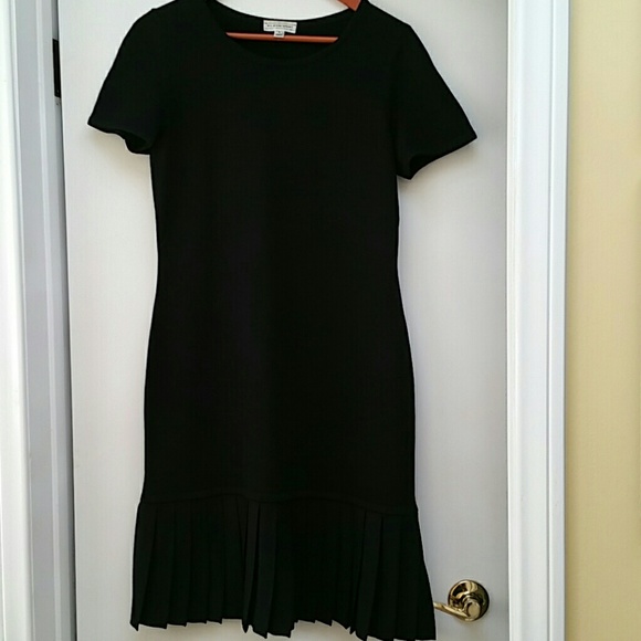 St. JOHN Dress. - Picture 2 of 4