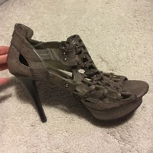 Never worn! Adorable and stylish Shi heels sz 8.5