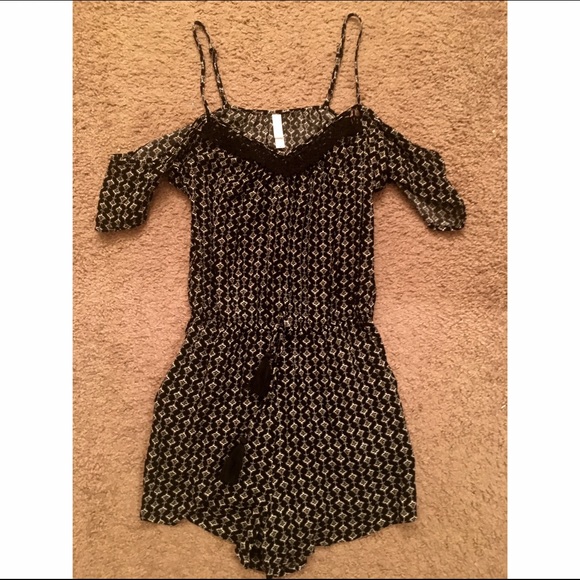 NWOT bohemian cold-shoulder romper - Picture 1 of 4