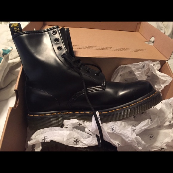 dr martens matte black boots
