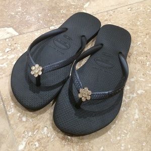Black havaianas w/ sequin flower