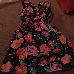 A cute short sleeve dress. Floral print