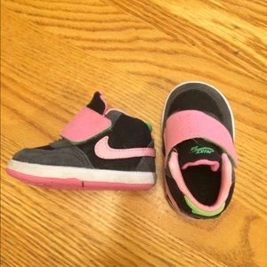 Kids (toddler) Nike shoes 2c