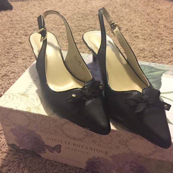 ✨BRAND NEW✨ Classic pointed kitten heel. NWOT