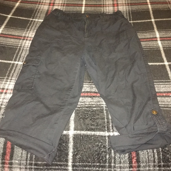 Black cargo Capri