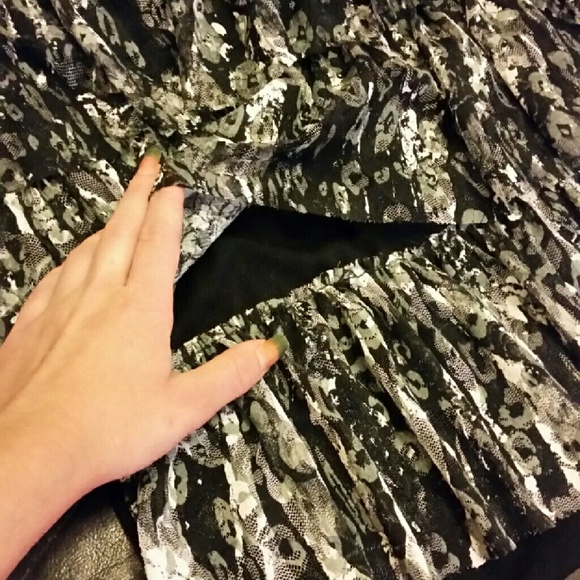 Flowy fall over tank top - Picture 3 of 4