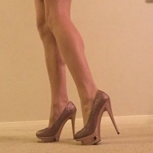 Pale pink glitter pumps! Sexy heel! 💋