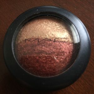 MAC MINERALIZE EYE SHADOW IN HEAT ELEMENT.
