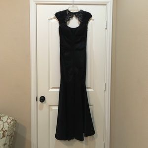 Black mermaid gown! Keyhole lace back 😍