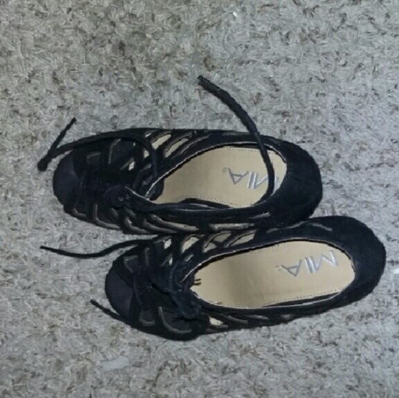 Cute black open toed wedges! 😄