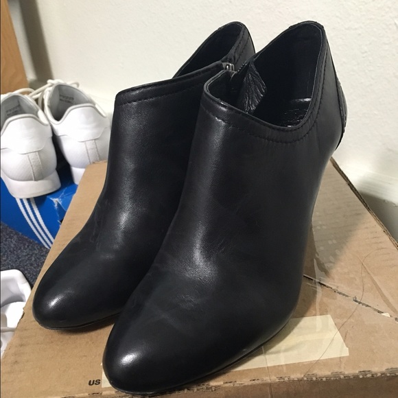 Gorgeous black leather kitten heels