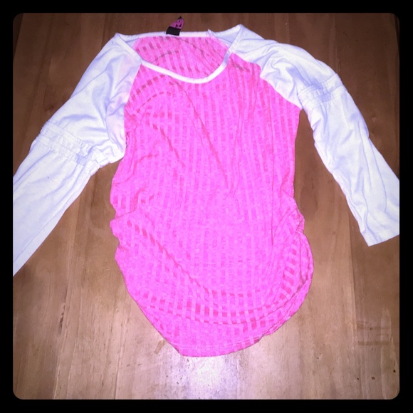 I'm selling to a a shirt .it's never been worn. - Picture 1 of 1