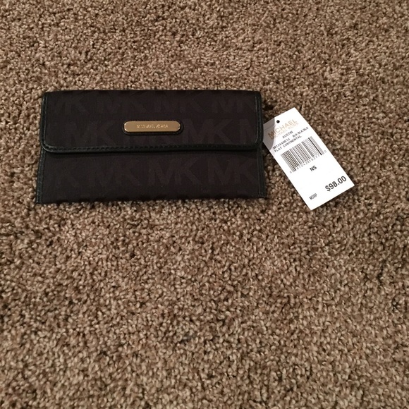 !SOLD! Michael Kors wallet NWT