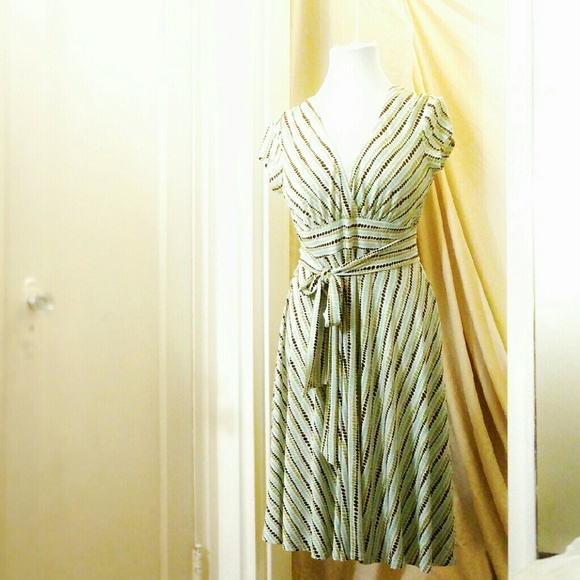 V-neck circle skirt dress, empire waist & ribbon.