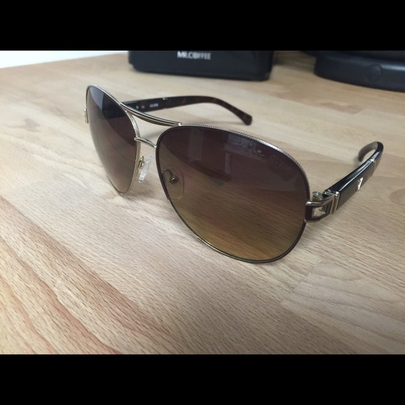 Guess sunglasses ! Gorgeous ! No case , sorry