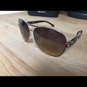 Guess sunglasses ! Gorgeous ! No case , sorry